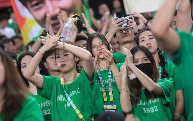 国安场边指挥情绪激动，尤文图斯队员怒摔水瓶